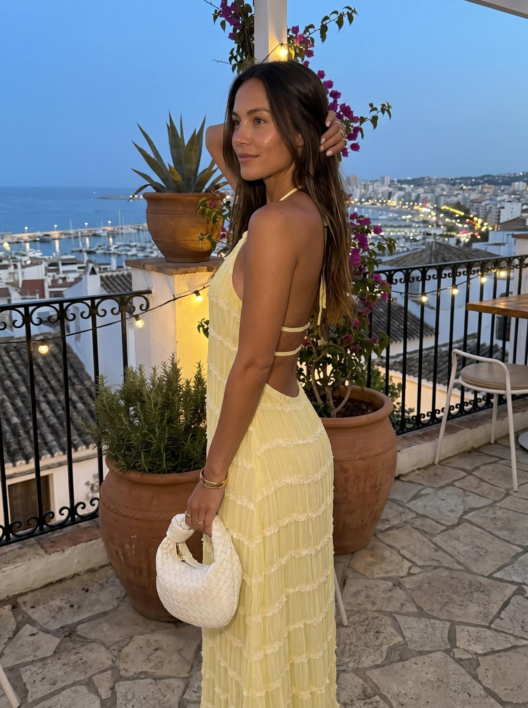 Abito lungo giallo a balze con scollo halter e schiena scoperta