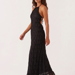 Abito lungo nero a balze con scollo halter e vestibilità svasata