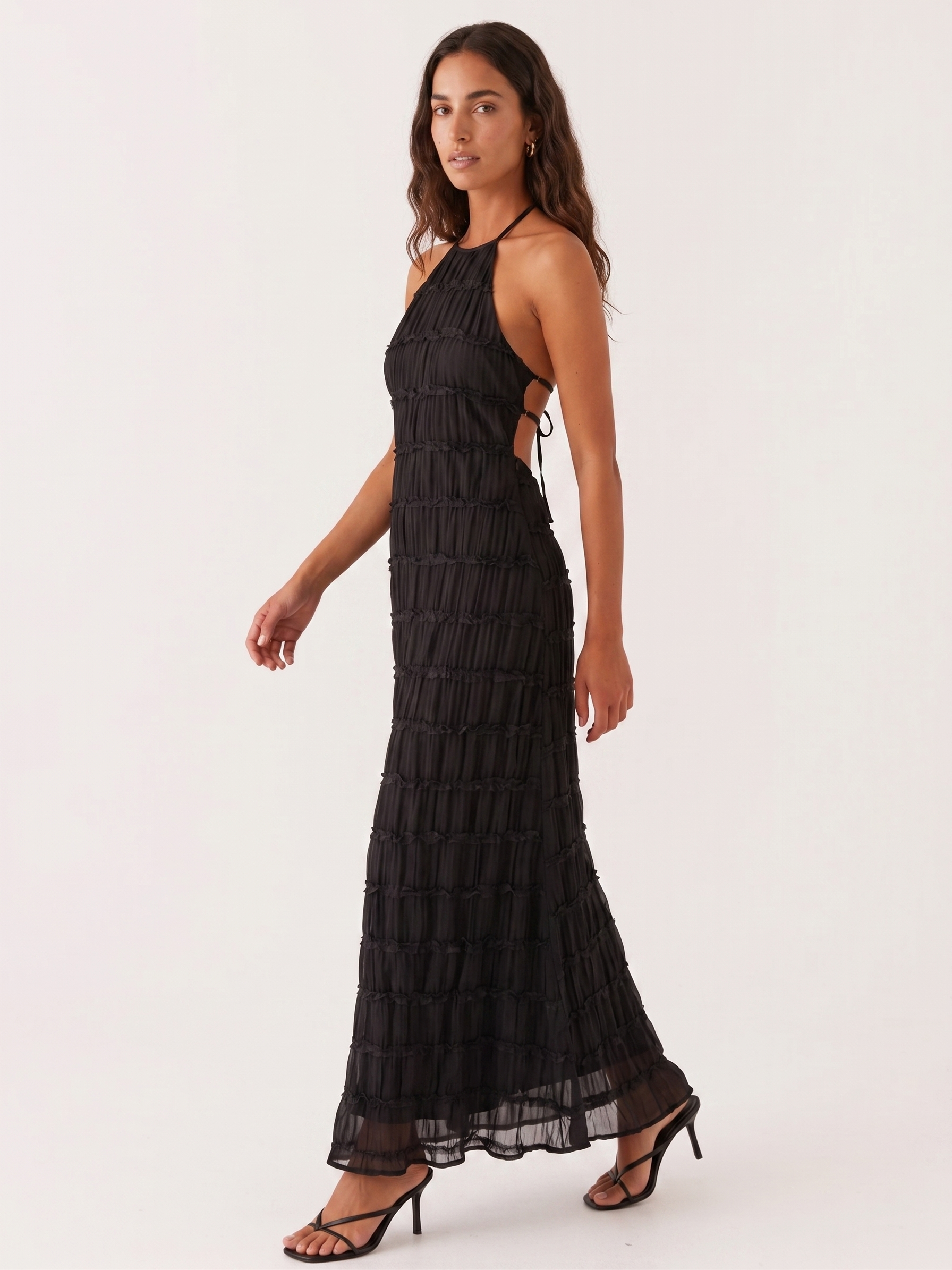 Abito lungo nero a balze con scollo halter e vestibilità svasata