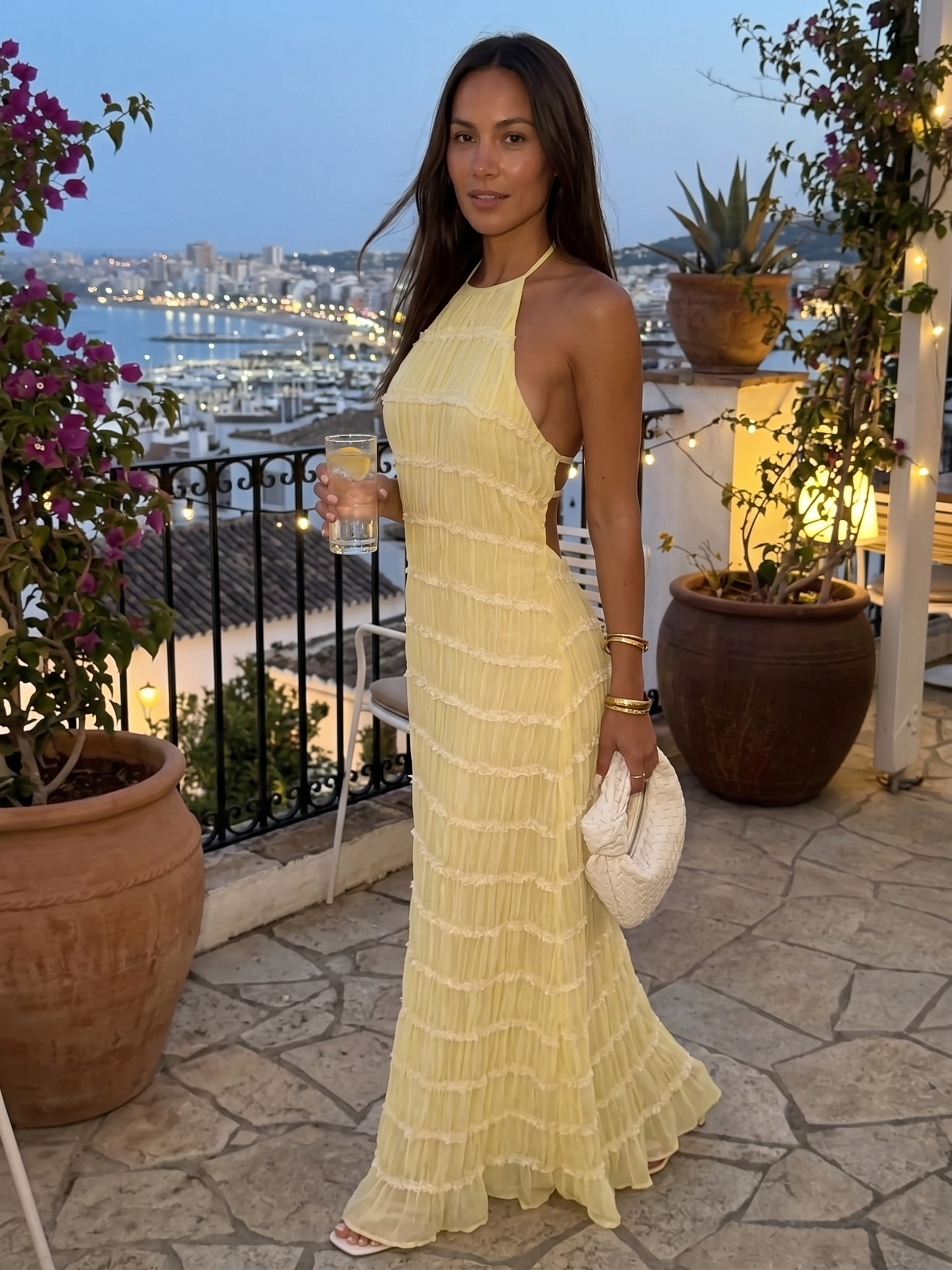 Abito lungo giallo a balze con scollo halter e dettagli sul retro
