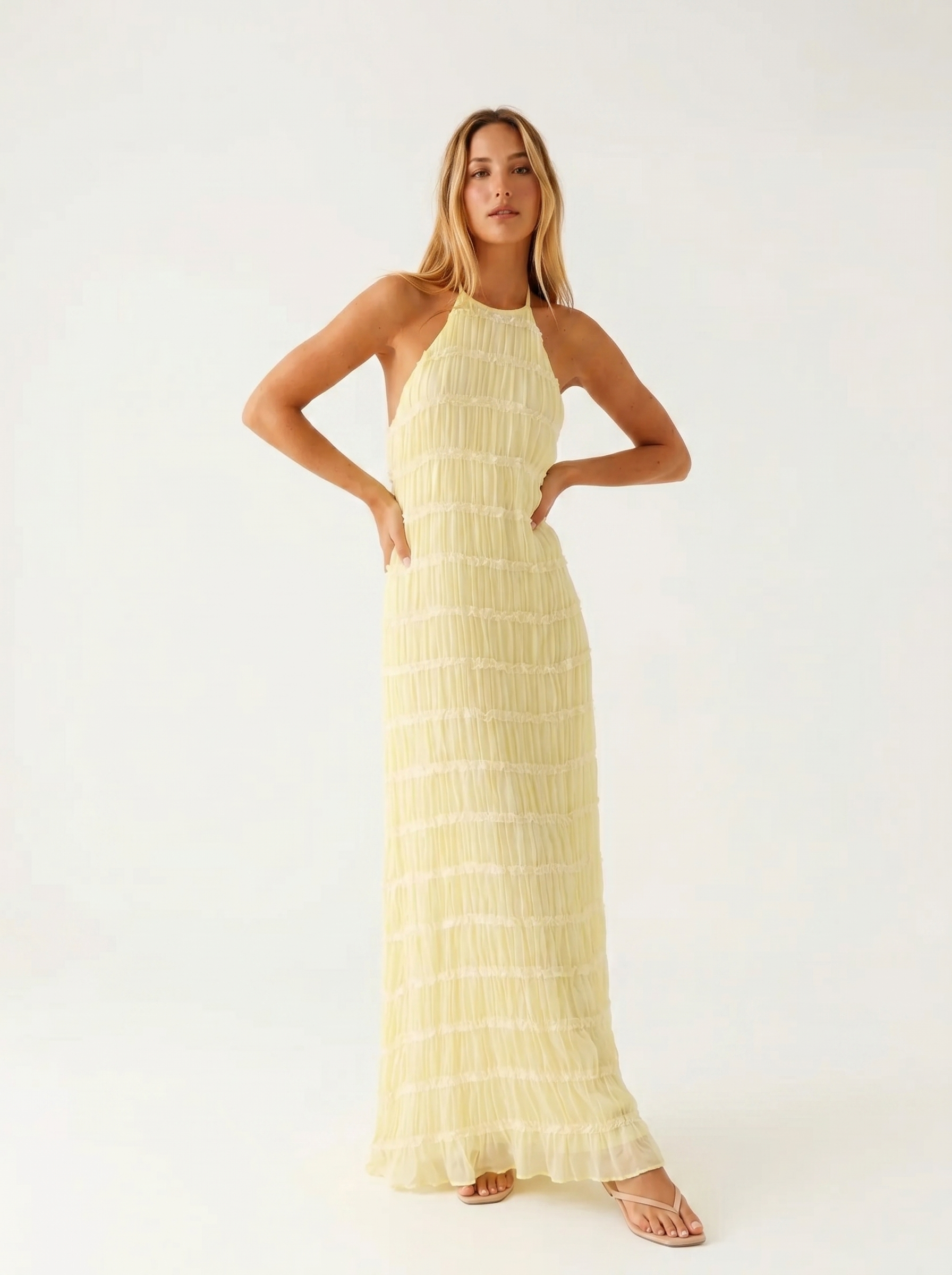 Abito lungo estivo giallo a balze con scollo halter e spalline sottili