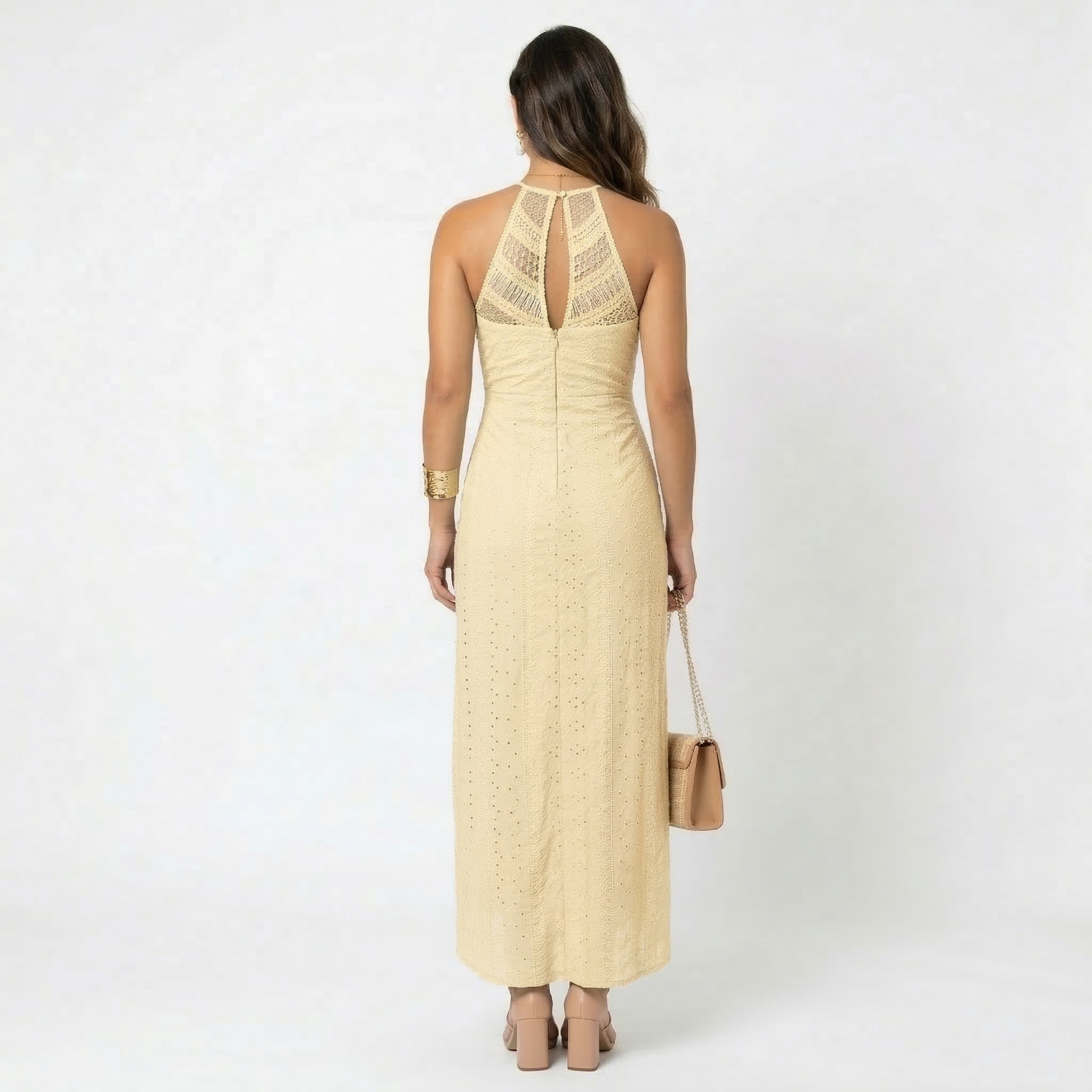 Vestito midi giallo, vista posteriore con schiena scoperta a fascia traforata