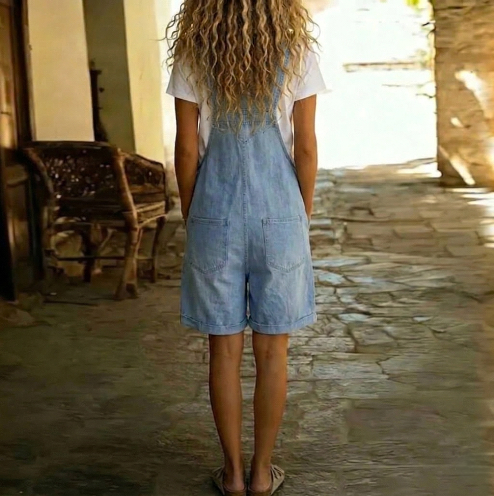 Light blue denim short overalls, wide-leg fit, with bib pocket and overall straps