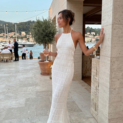 Abito lungo estivo bianco con scollo alto e balze a righe orizzontali