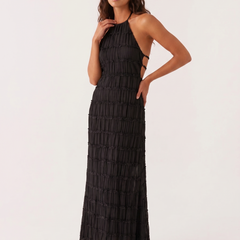 Abito lungo nero a balze con scollo halter e gonna fluida