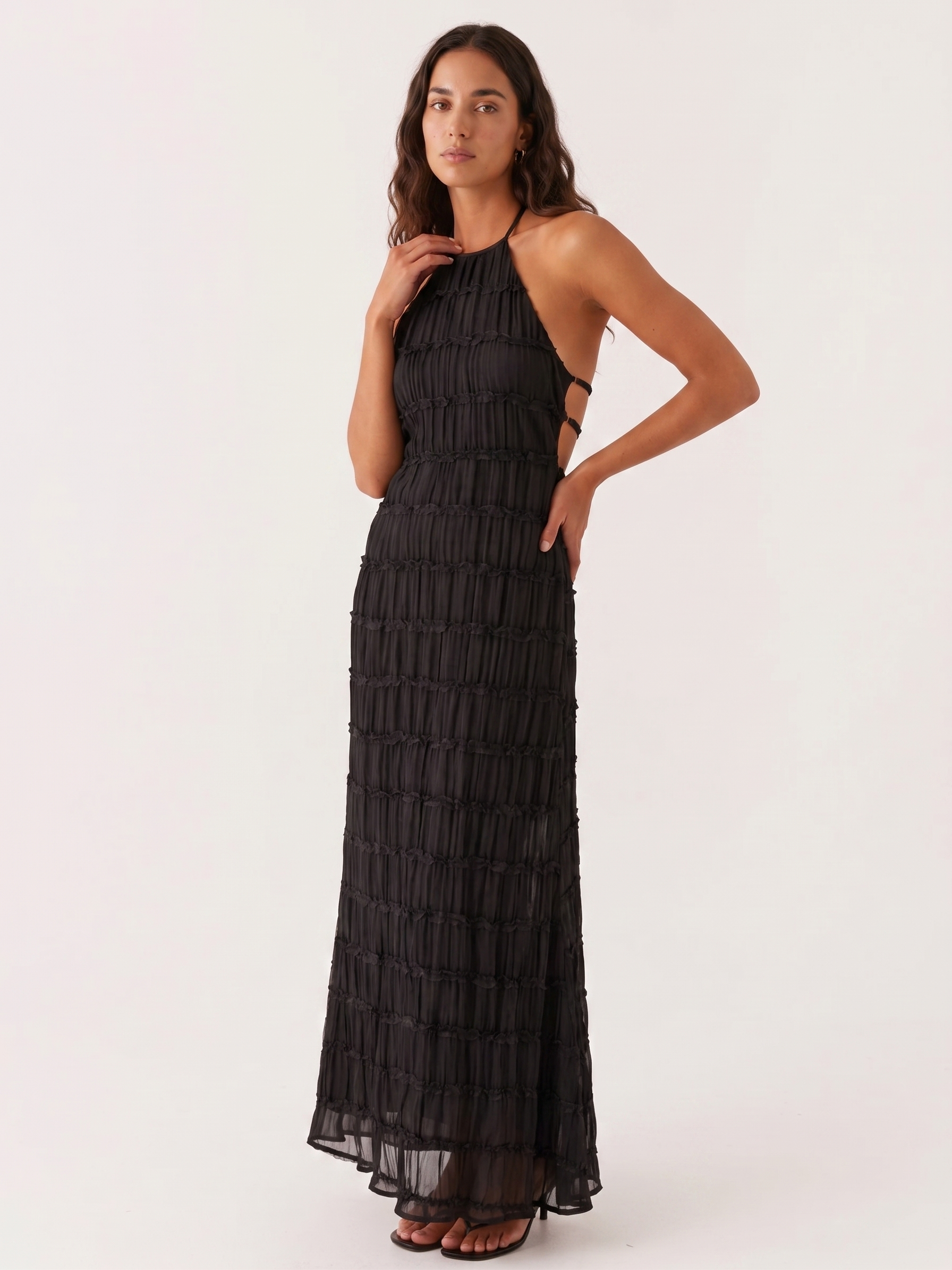 Abito lungo nero a balze con scollo halter e gonna fluida