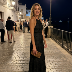 Abito lungo nero a balze con scollo halter e tessuto leggero