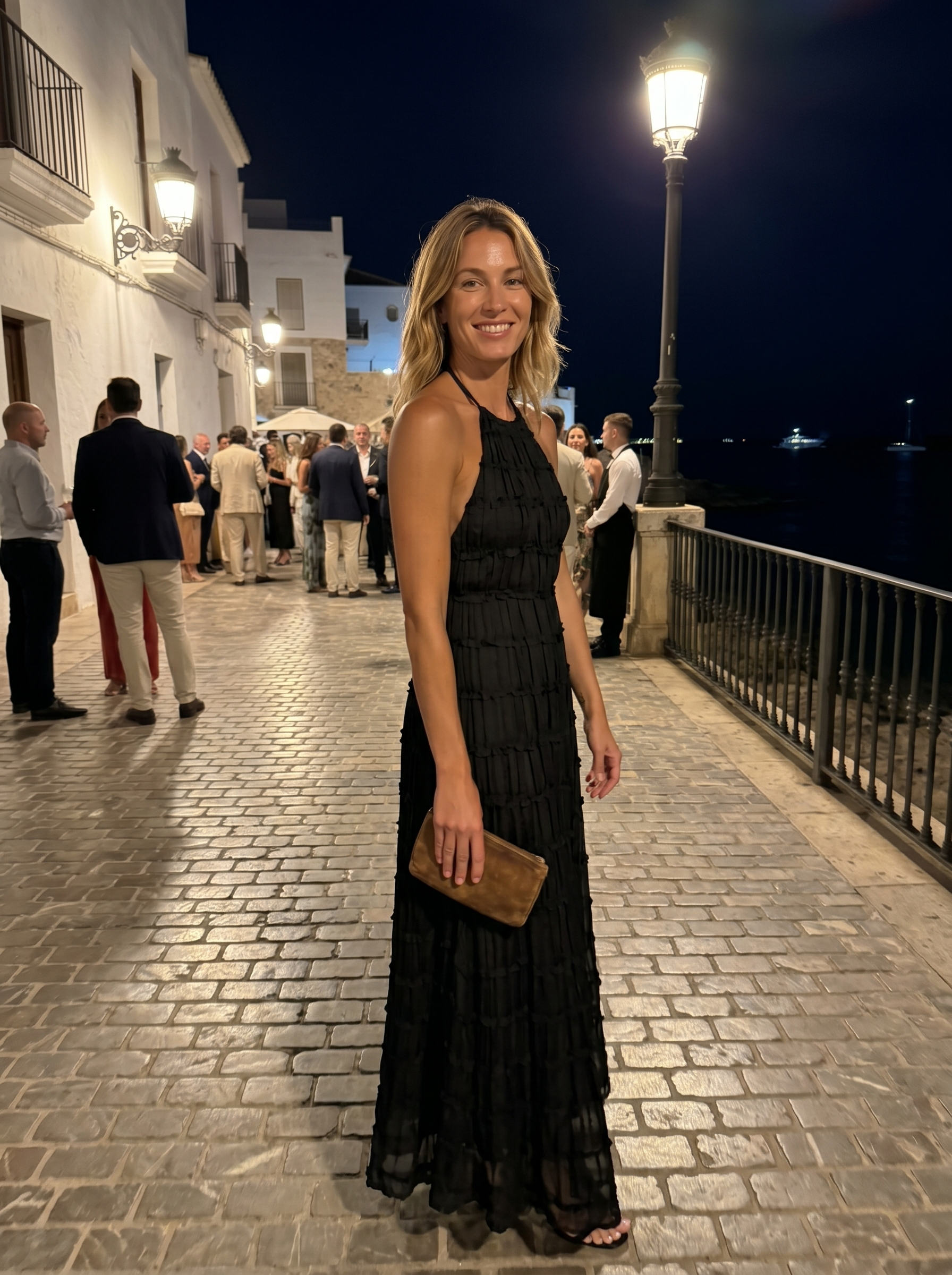 Abito lungo nero a balze con scollo halter e tessuto leggero