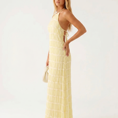 Abito lungo giallo a balze con scollo halter e schiena con lacci sottili