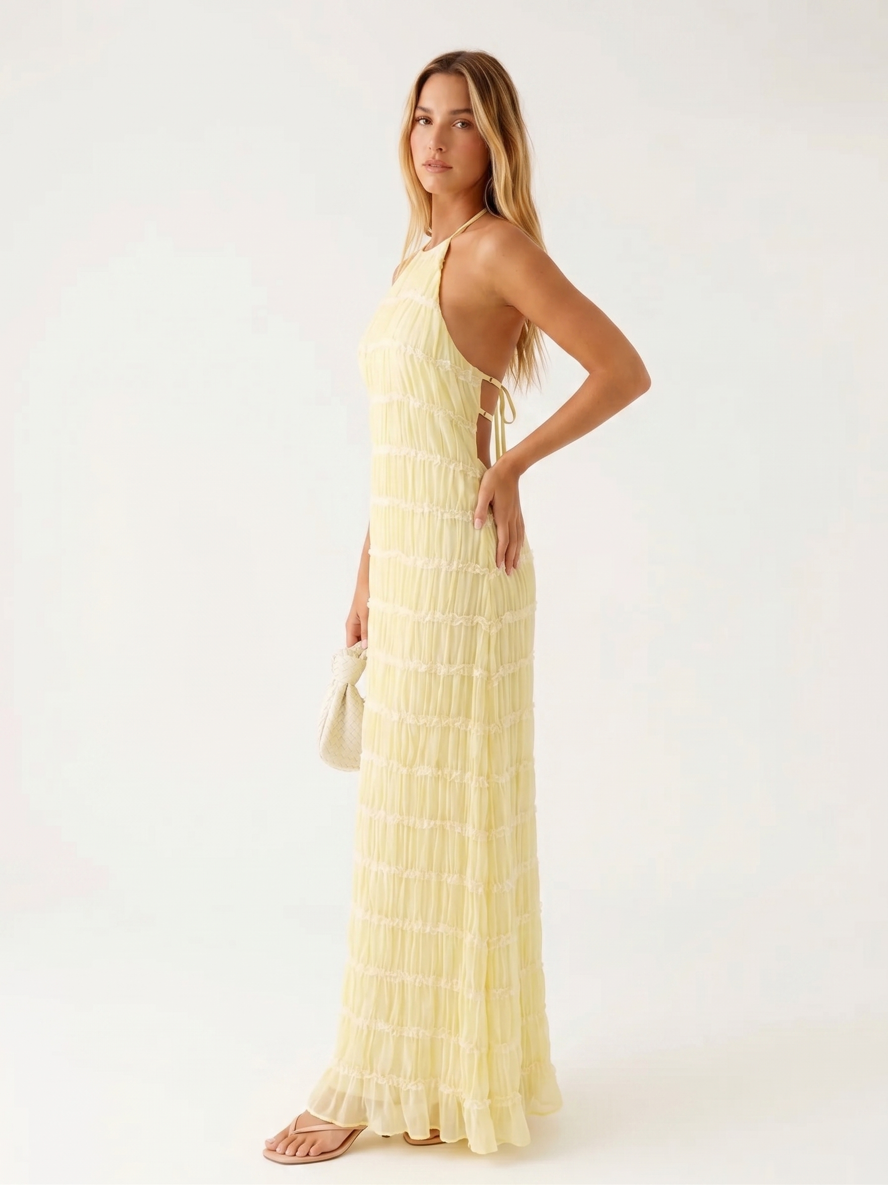 Abito lungo giallo a balze con scollo halter e schiena con lacci sottili