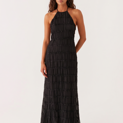 Abito lungo estivo nero a balze con scollo halter e spalline sottili