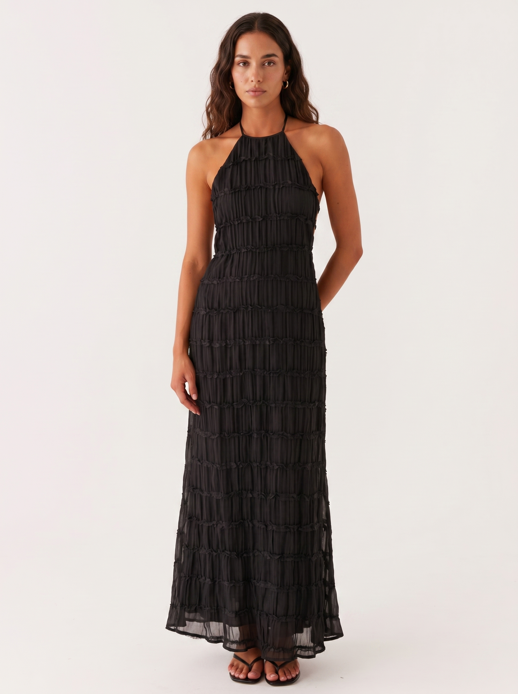 Abito lungo estivo nero a balze con scollo halter e spalline sottili