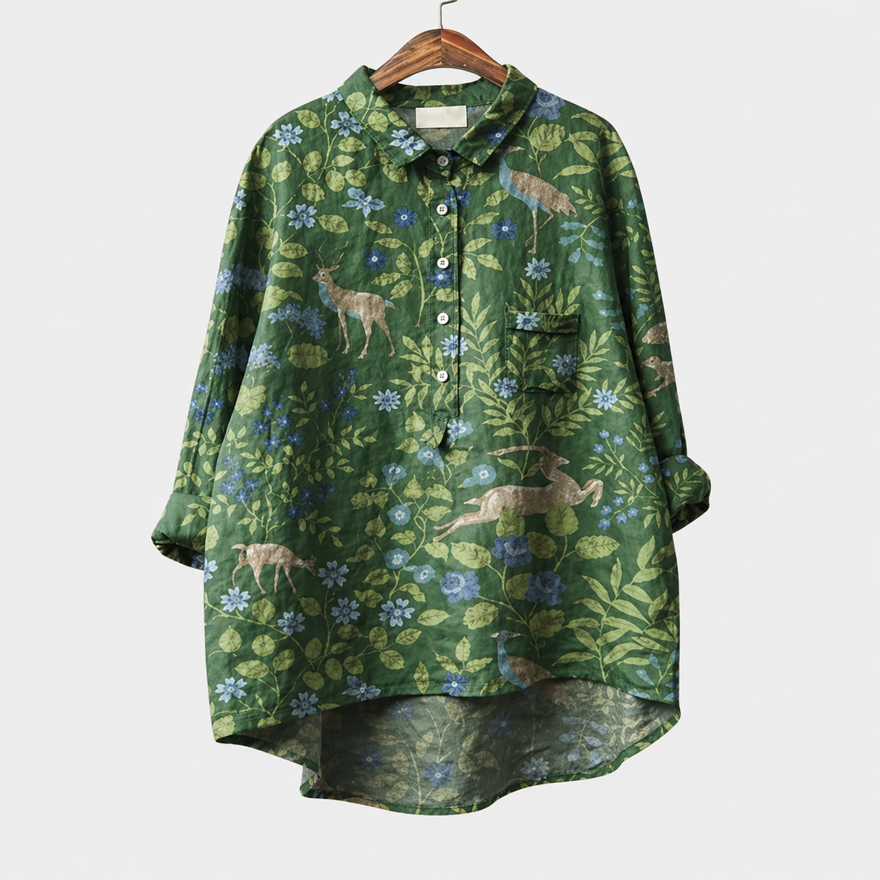 Blusa estiva verde con bottoni e colletto, stampa natura con fiori azzurri, tasca