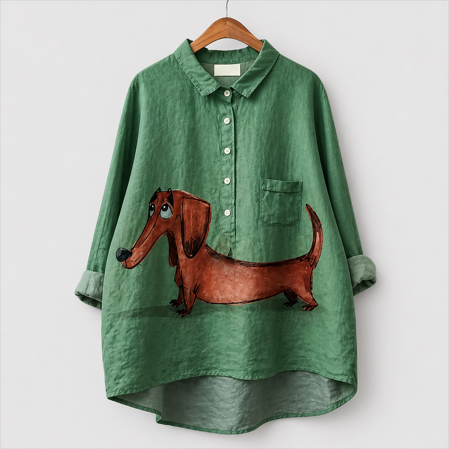 Blusa estiva verde con stampa bassotto, colletto e bottoni, tasca sul petto