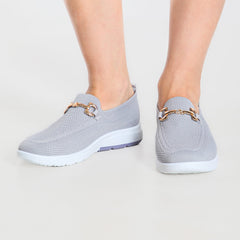 Mocassino comfort azzurro con suola bianca, punta arrotondata e fibbia decorativa