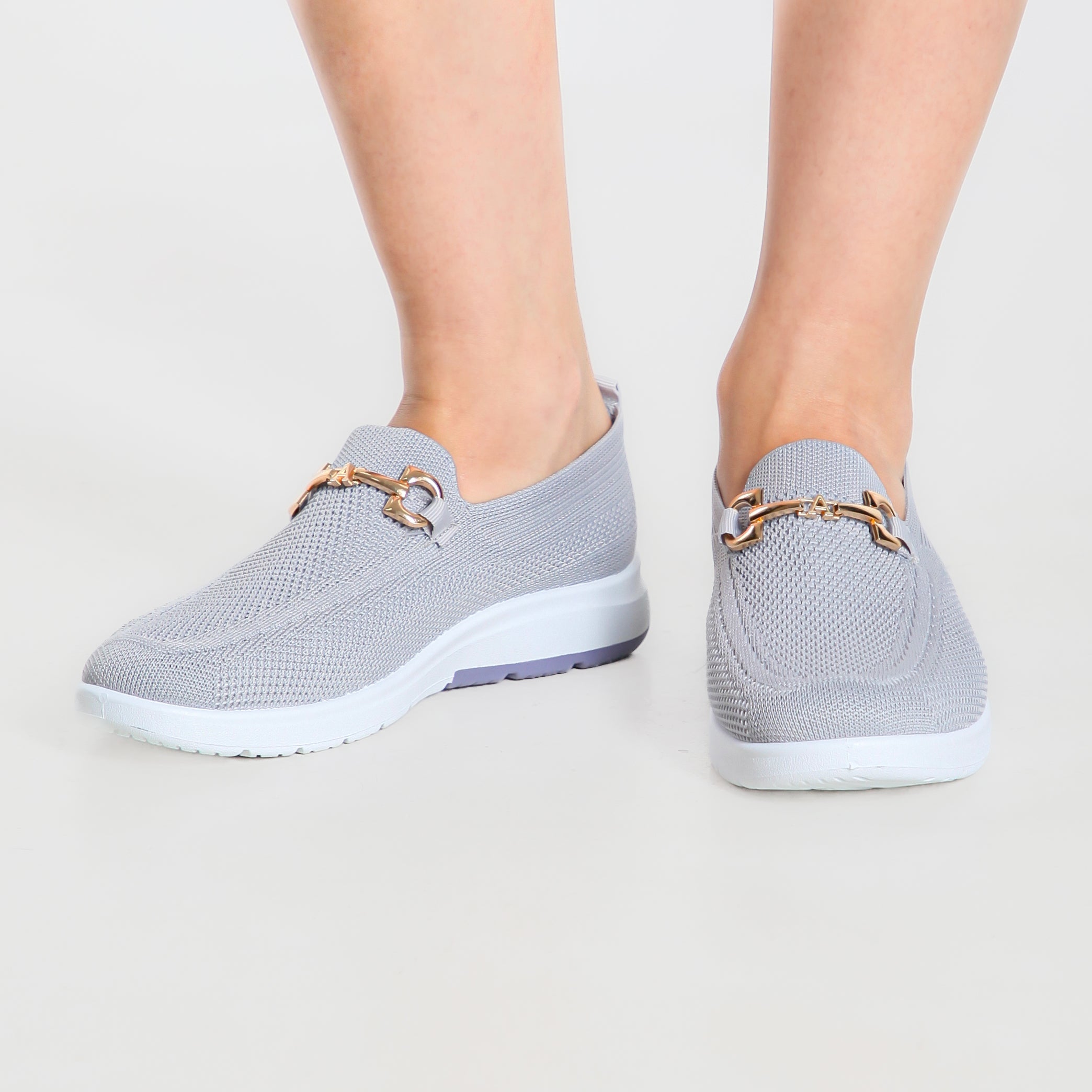 Mocassino comfort azzurro con suola bianca, punta arrotondata e fibbia decorativa