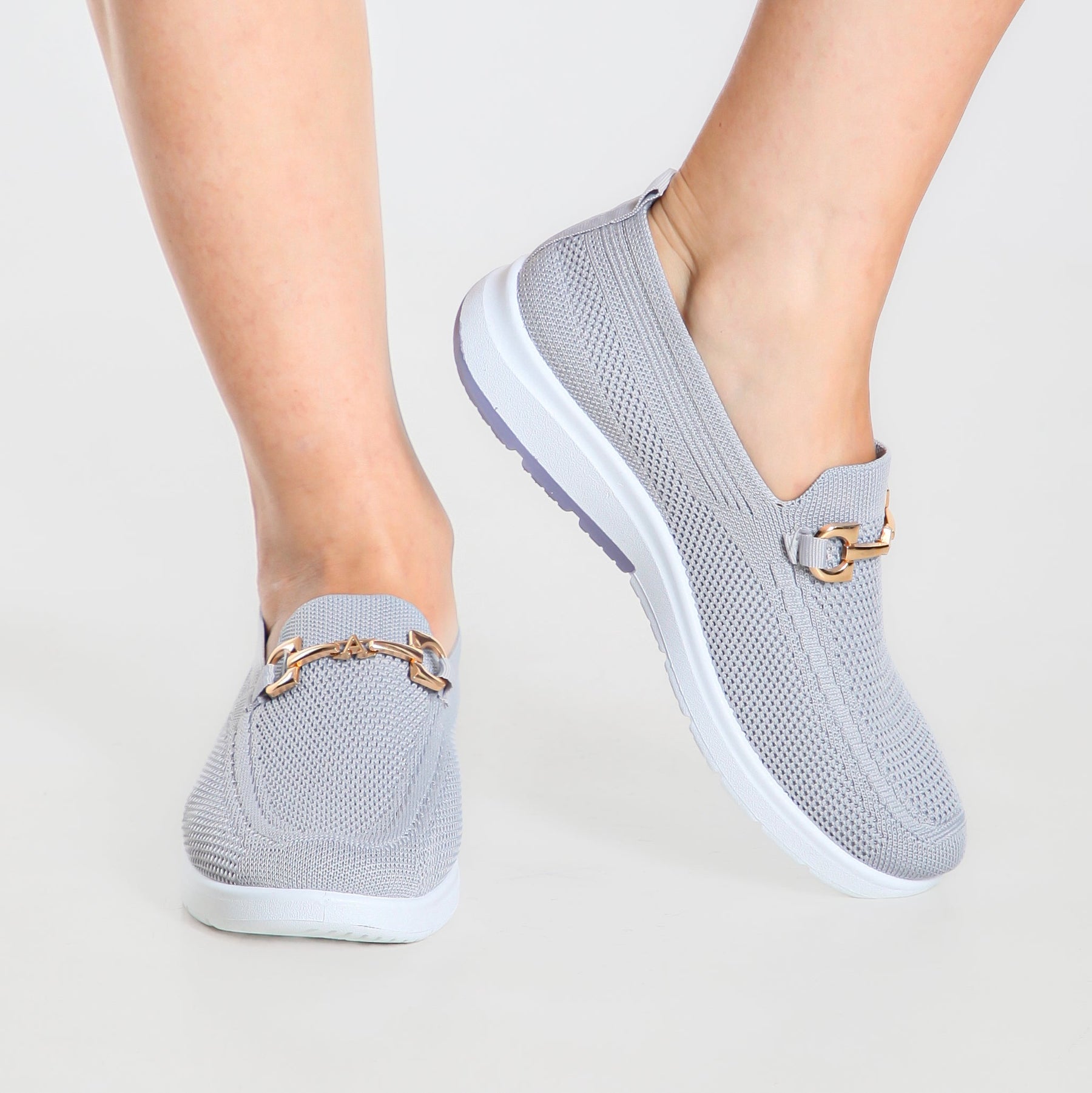 Mocassino comfort azzurro con suola bianca, vista laterale e fibbia dorata