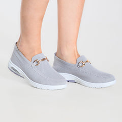 Mocassino comfort azzurro con suola bianca, tomaia a maglia e fibbia dorata