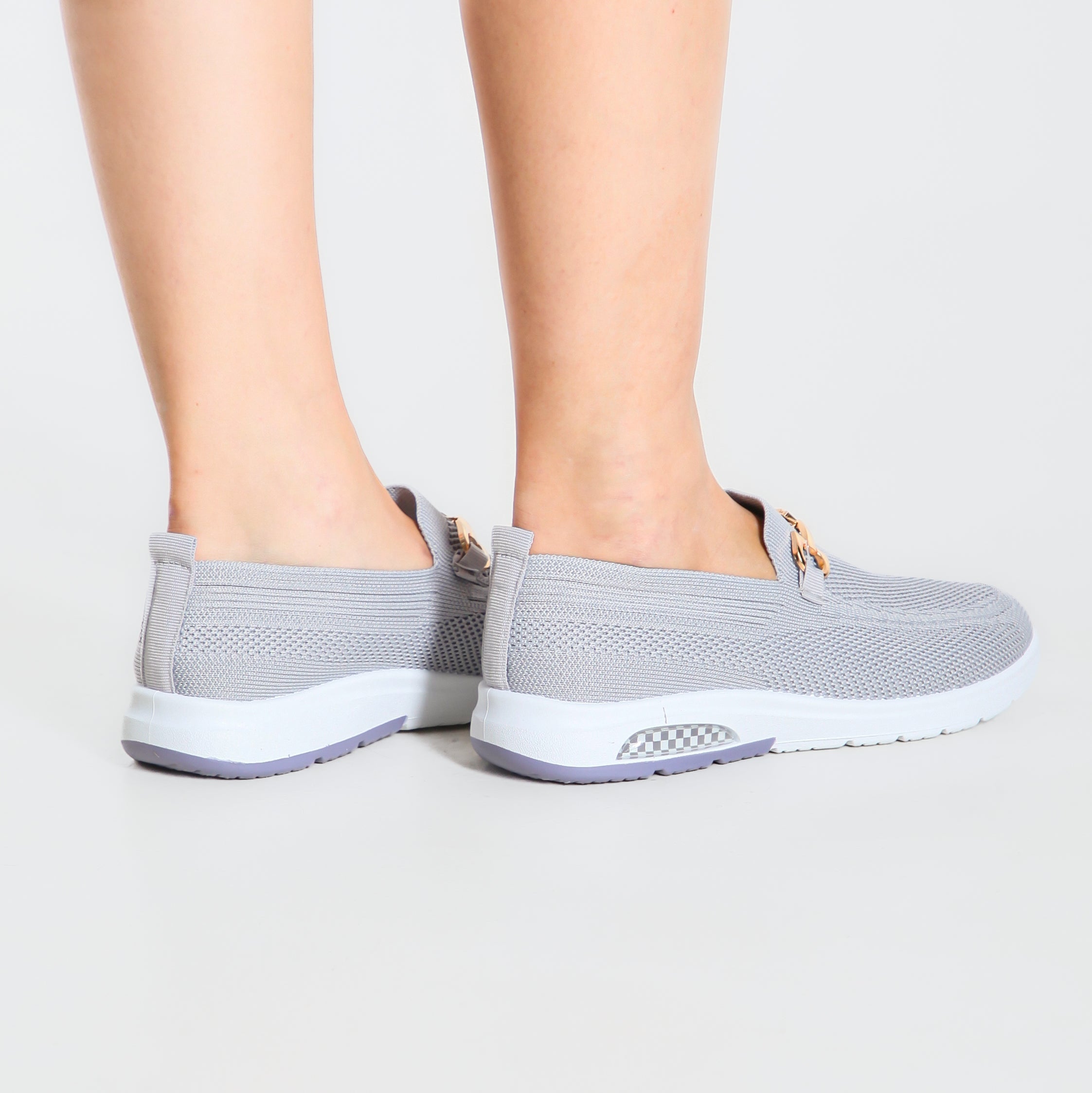 Mocassino comfort azzurro, vista posteriore con suola bianca e fibbia dorata