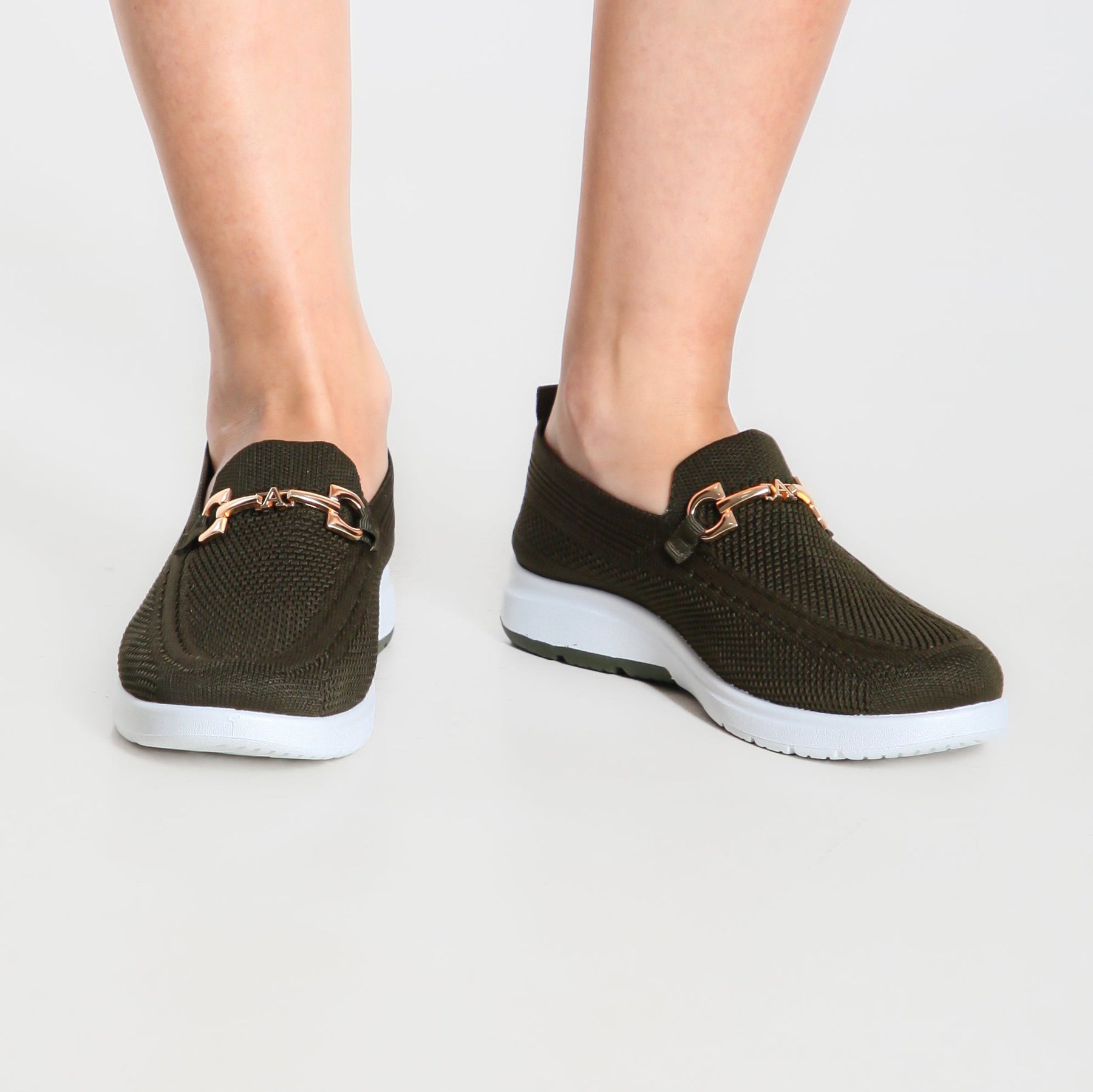 Mocassino comodo Tracy verde oliva con fibbia bronzo e suola bianca