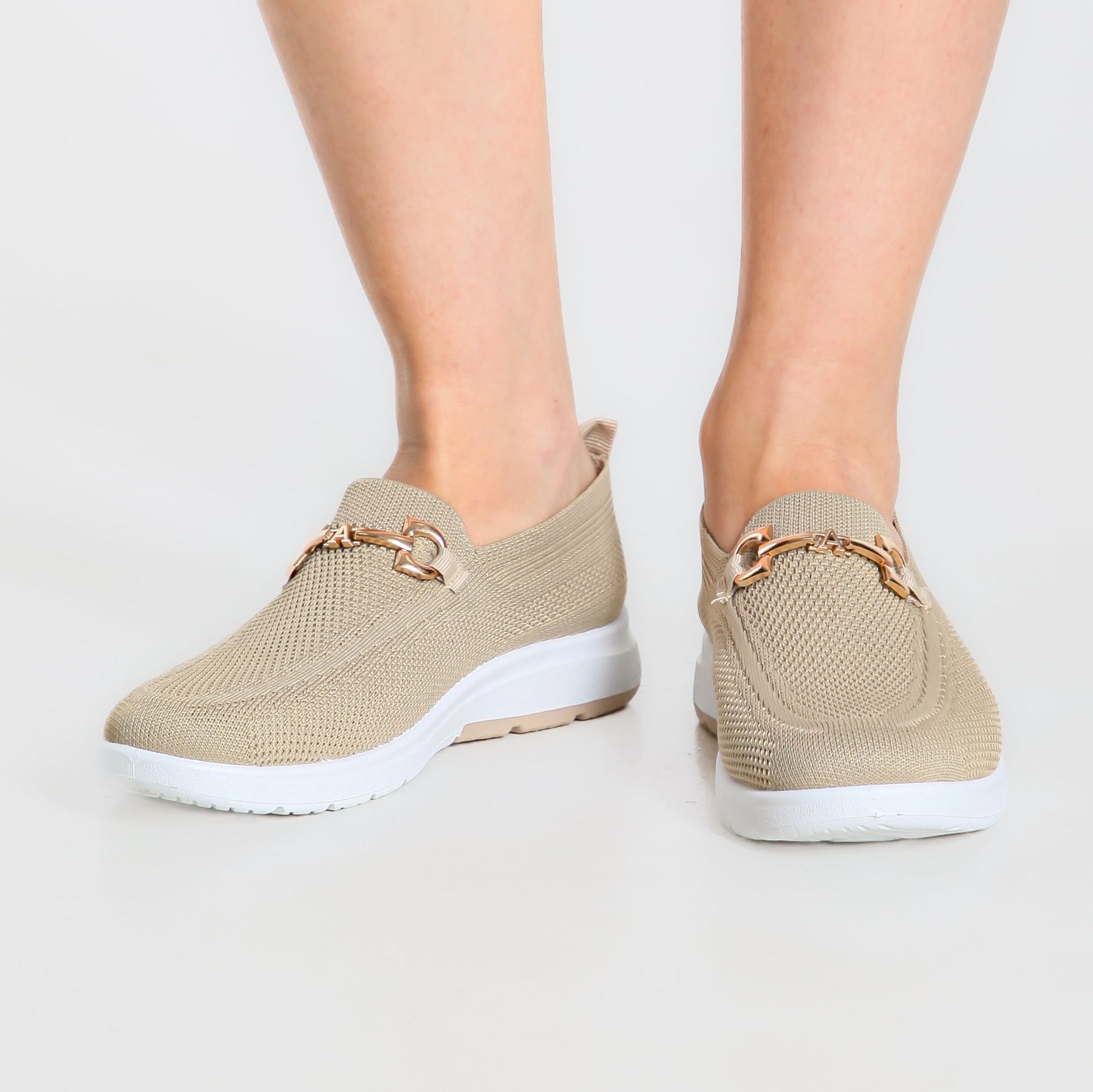 Mocassino comfort beige con fibbia decorativa color oro e suola bianca