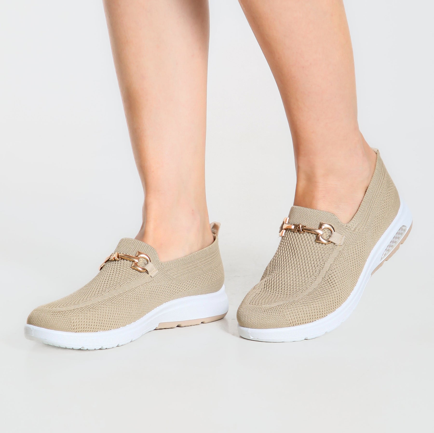 Mocassino comfort beige con dettagli in metallo e suola bianca spessa