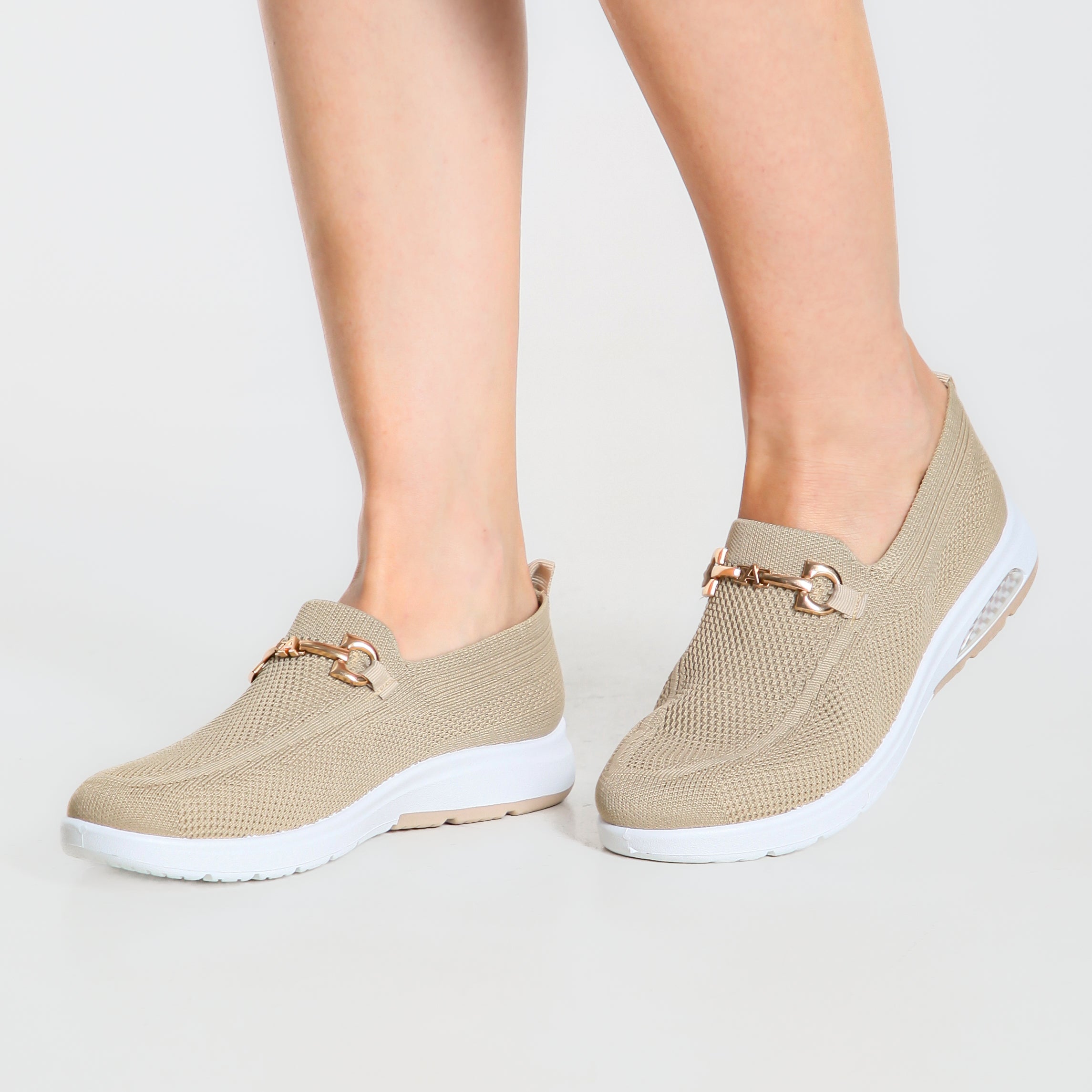 Mocassino comfort beige con dettagli in metallo e suola bianca spessa