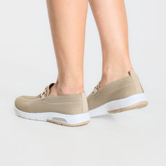 Mocassino comfort beige con suola bianca, tomaia tessuta e fibbia dorata