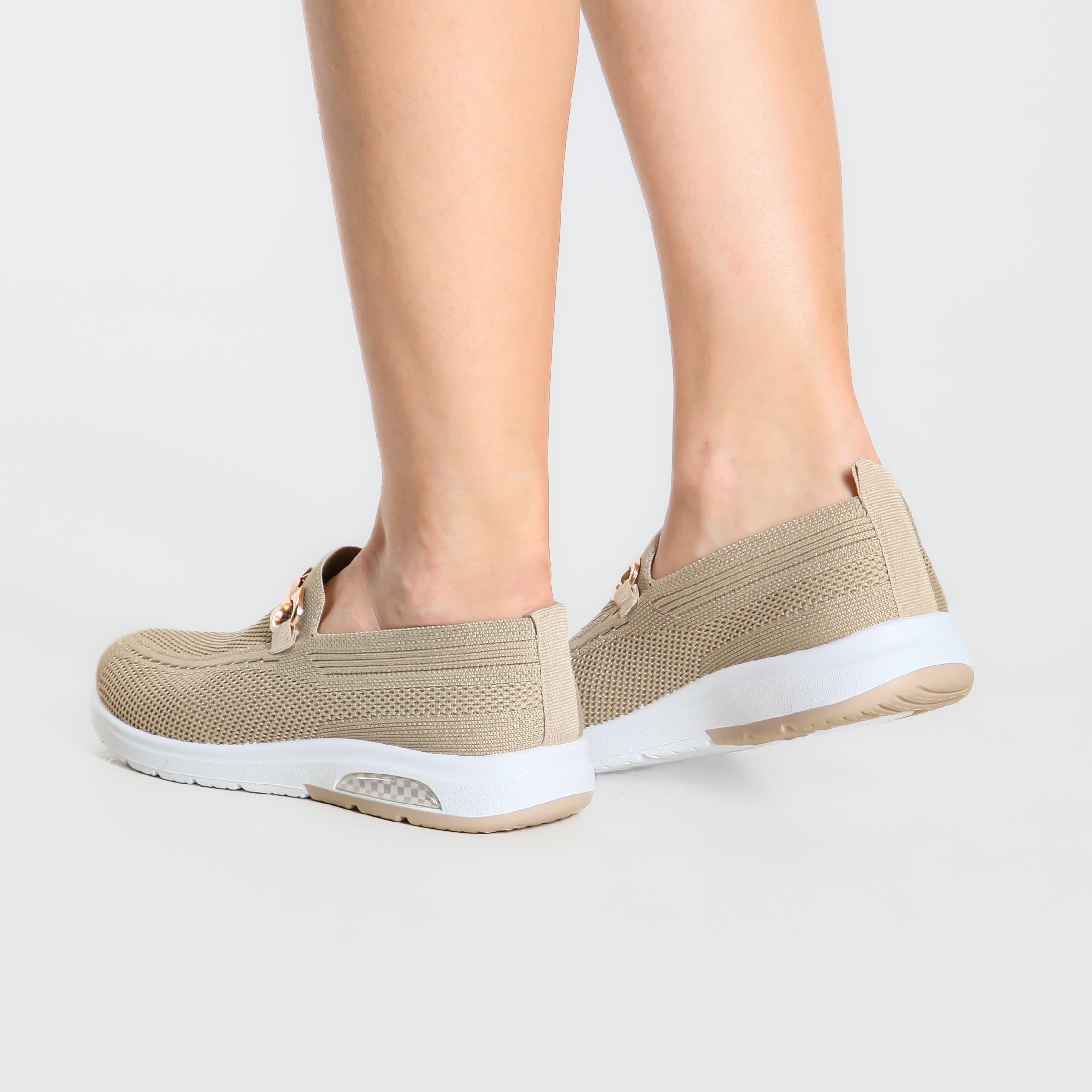 Mocassino comfort beige con suola bianca, tomaia tessuta e fibbia dorata