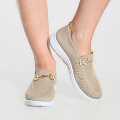 Mocassino comfort beige con tomaia traforata e fibbia oro su suola bianca