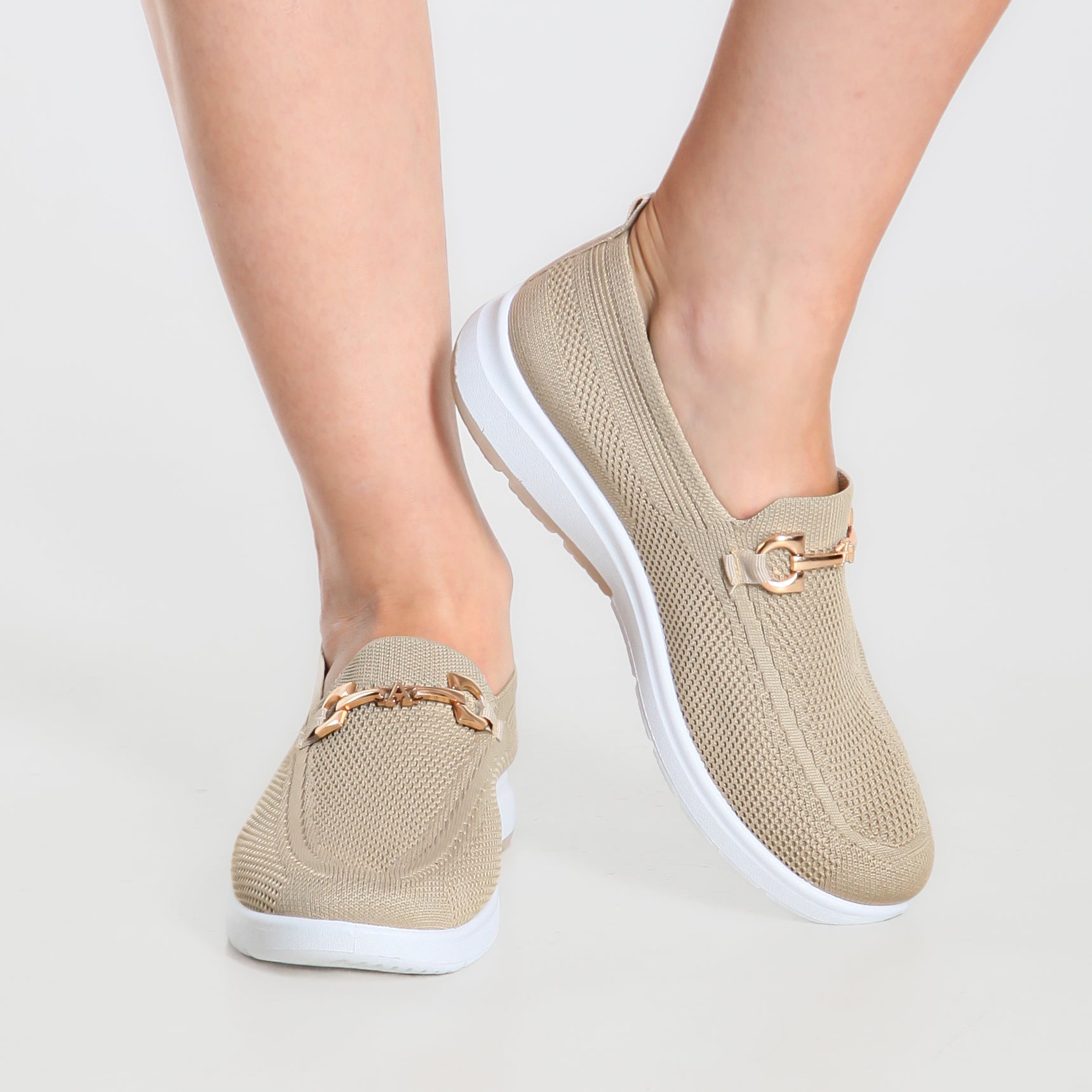 Mocassino comfort beige con tomaia traforata e fibbia oro su suola bianca