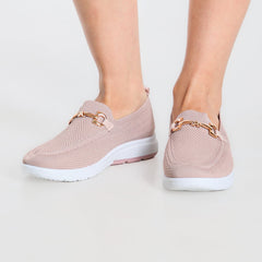 Mocassino comfort rosa cipria laterale con fibbia dorata e suola bianca
