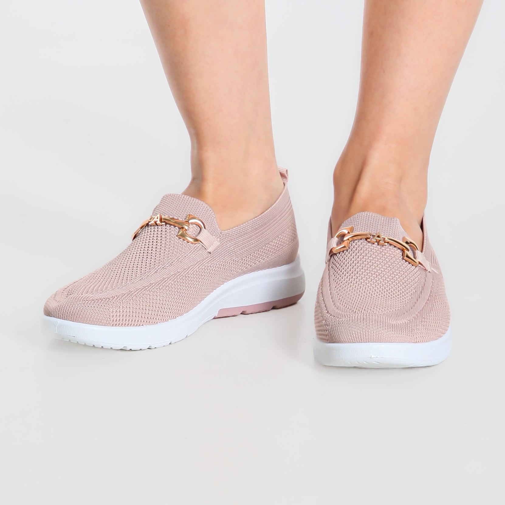 Mocassino comfort rosa cipria laterale con fibbia dorata e suola bianca