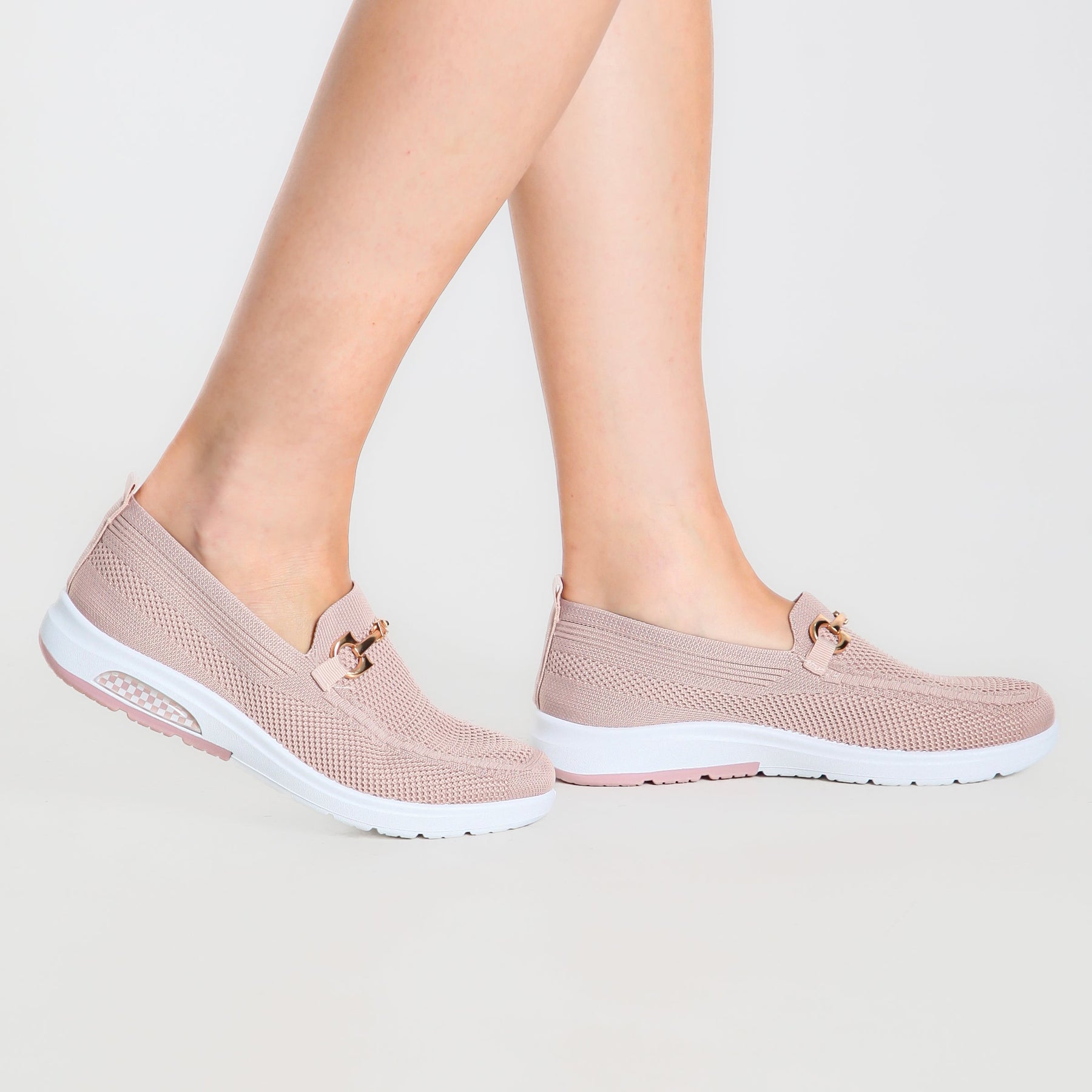 Mocassino comfort rosa cipria con fibbia dorata e suola bianca