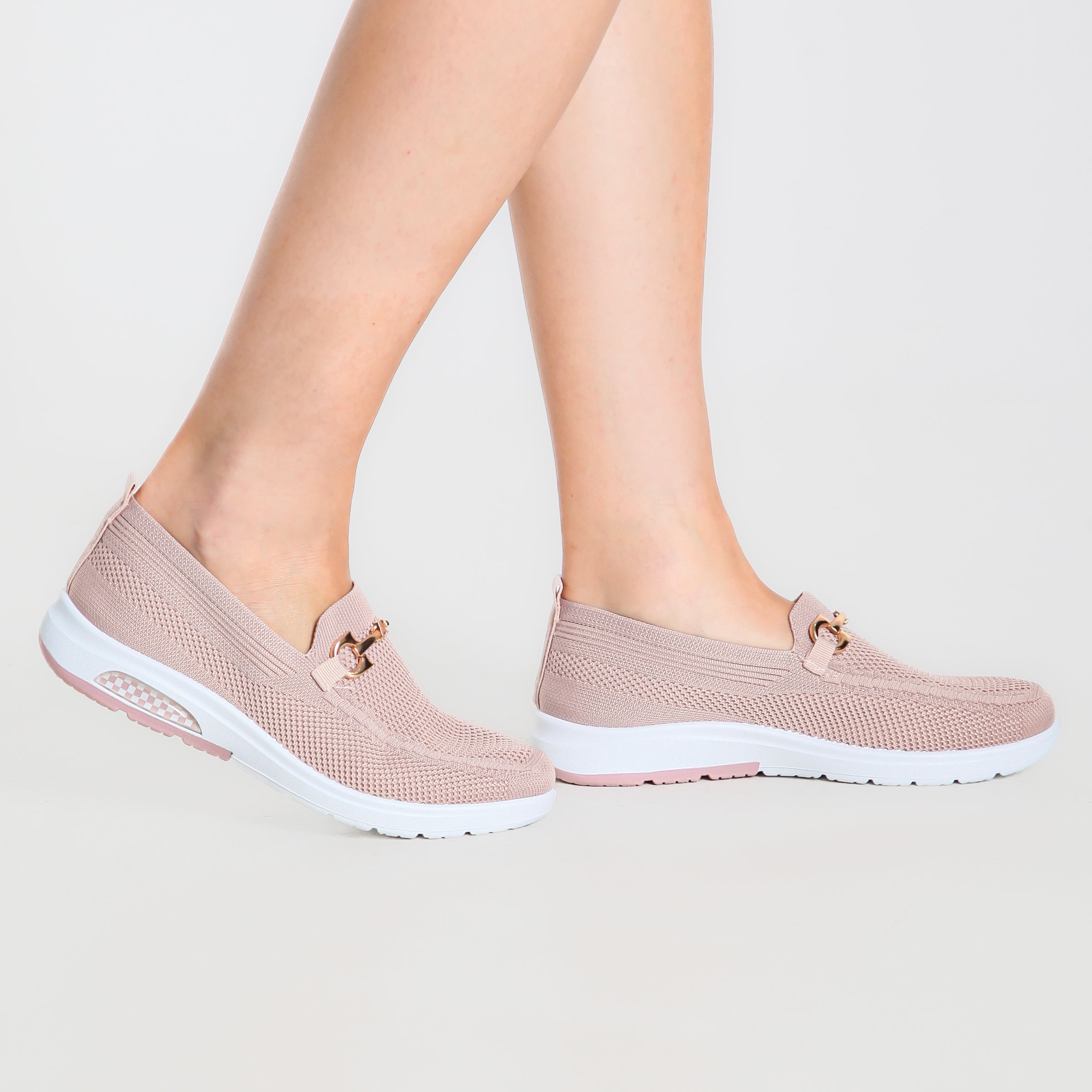 Mocassino comfort rosa cipria con fibbia dorata e suola bianca