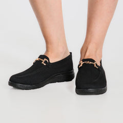 Mocassino comfort nero con suola bianca, punta arrotondata e fibbia dorata