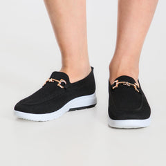 Mocassino comfort nero con suola bianca, fibbia metallica dorata sulla tomaia