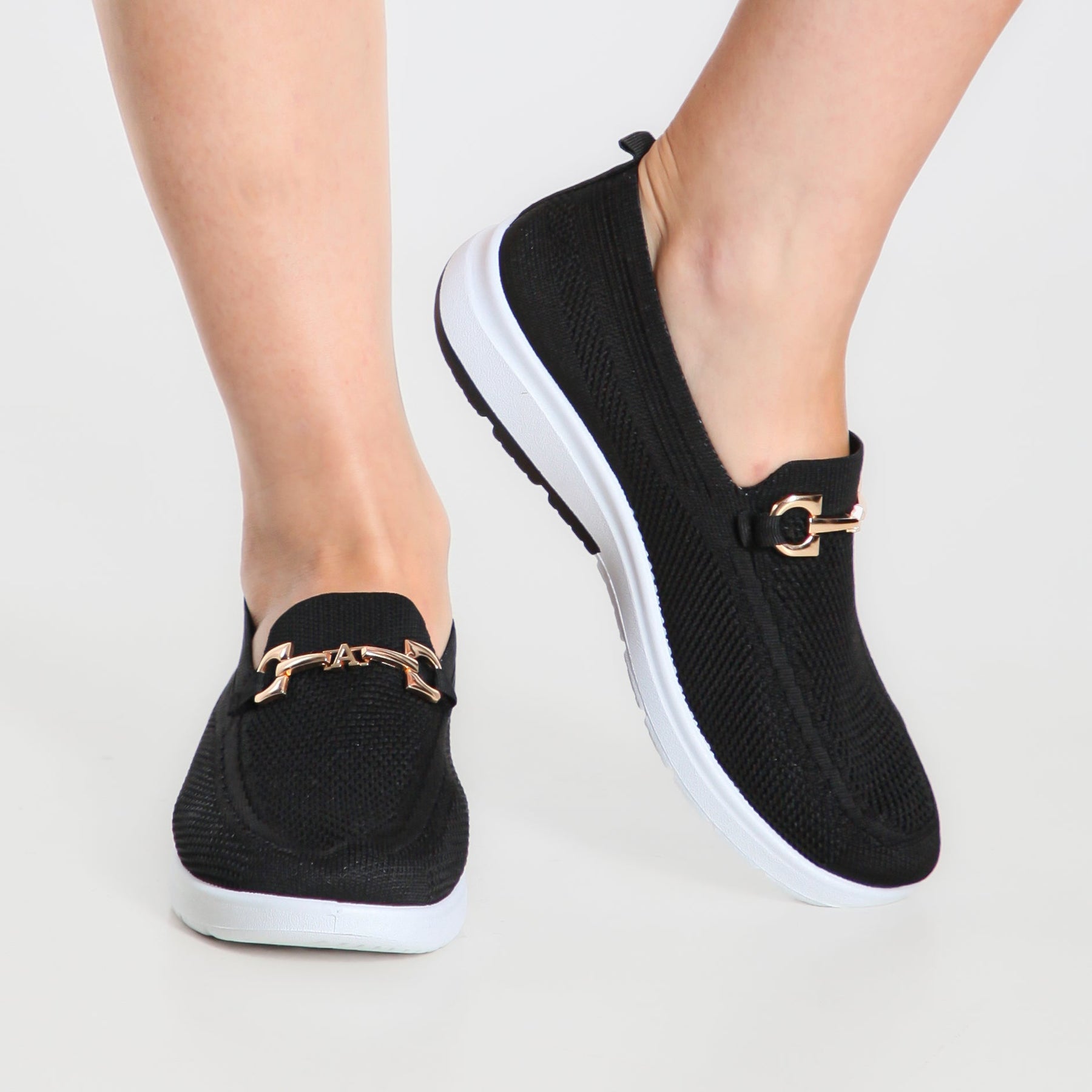 Mocassino comfort nero con suola bianca, tomaia tessuta e fibbia dorata
