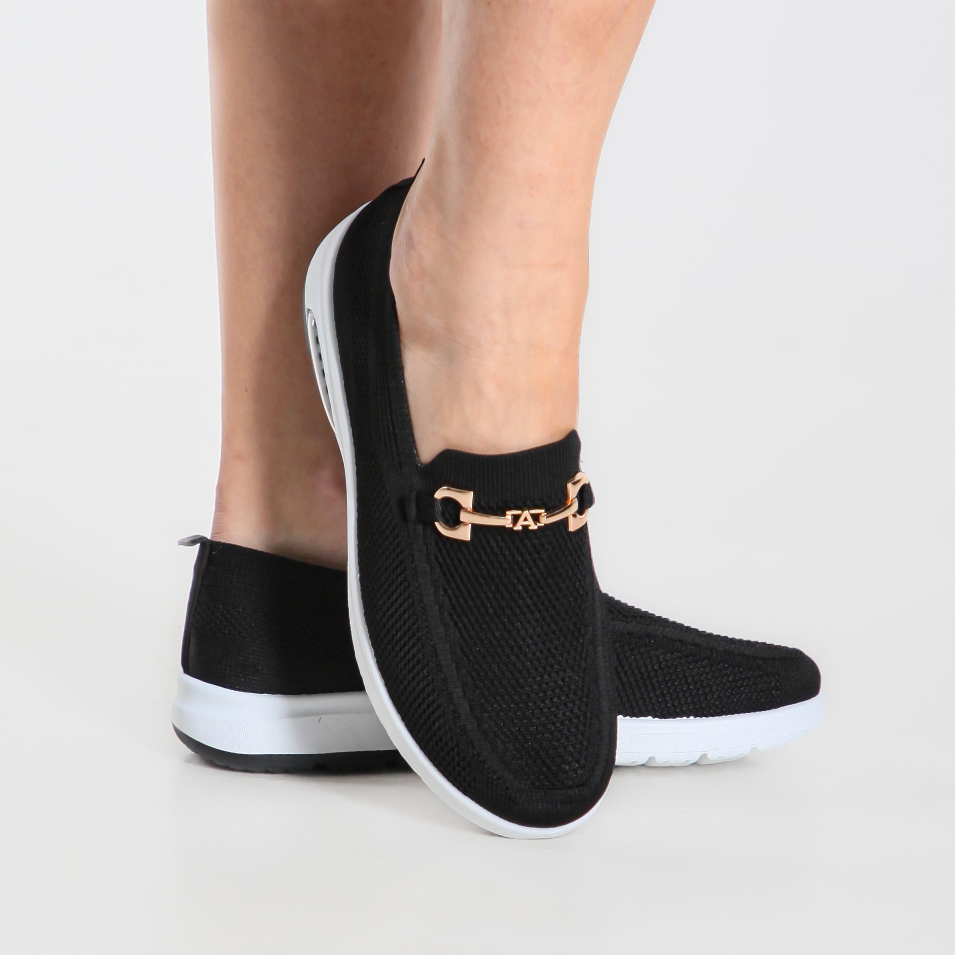 Mocassino comfort nero con suola bianca, tomaia elasticizzata e fibbia dorata