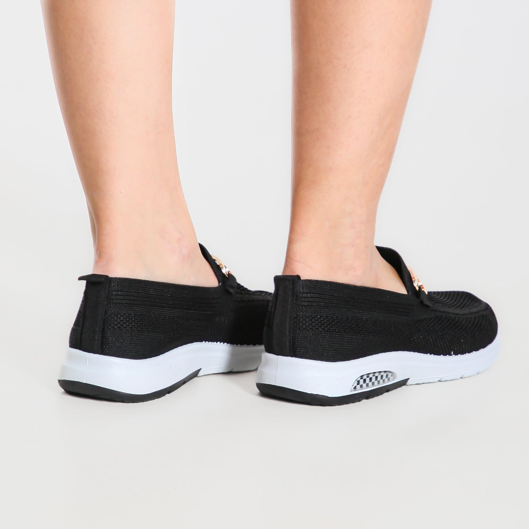 Mocassino comfort nero con suola bianca, vista posteriore con inserto laterale
