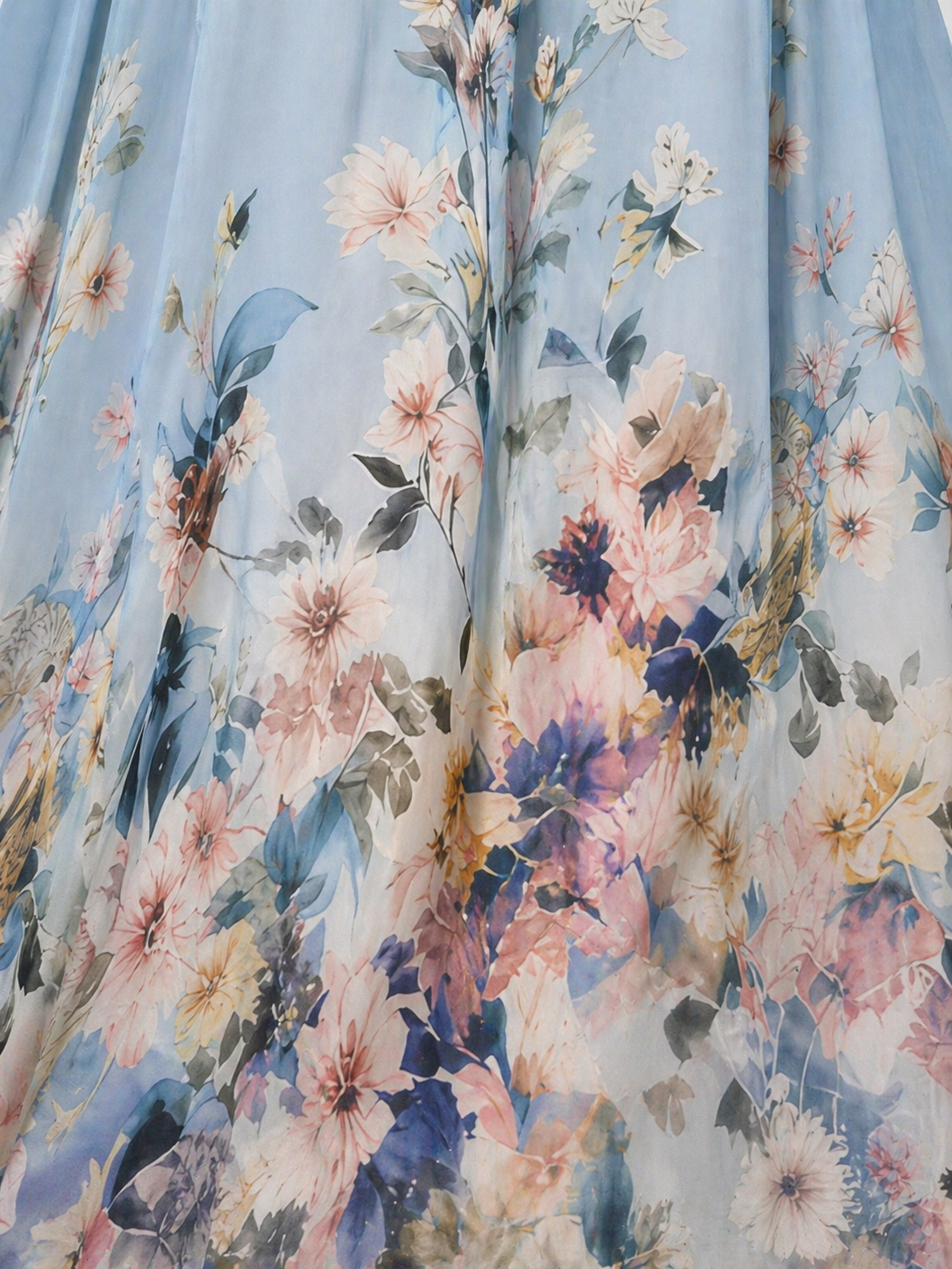 Abito lungo azzurro: dettaglio tessuto con fiori e foglie pastello, stampa multicolore.