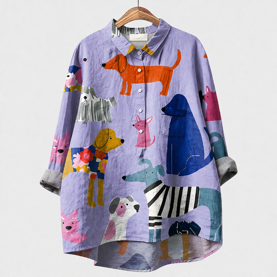 Blusa estiva elegante con bottoni e colletto, patch di cani e colori su fondo lilla