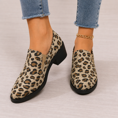 Mocassino leopardato con tacco basso quadrato, slip-on e catena dorata alla caviglia