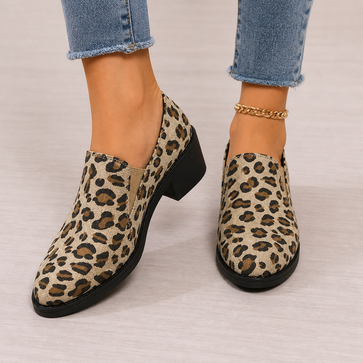 Mocassino leopardato con tacco basso quadrato, slip-on e catena dorata alla caviglia