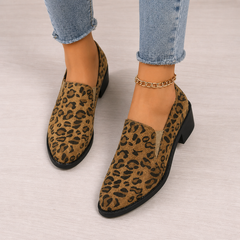 Mocassino leopardato marrone con tacco basso, slip-on e catena dorata alla caviglia