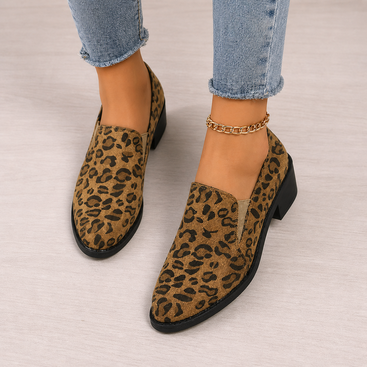 Mocassino leopardato marrone con tacco basso, slip-on e catena dorata alla caviglia