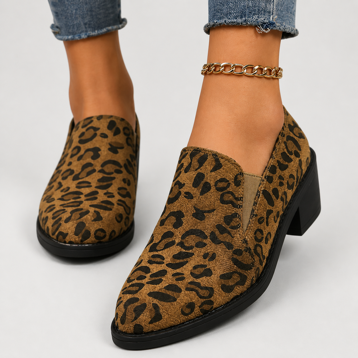 Mocassino leopardato marrone con tacco basso e slip-on, con catena dorata alla caviglia