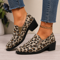 Mocassino leopardato con tacco basso quadrato, slip-on e catena dorata alla caviglia