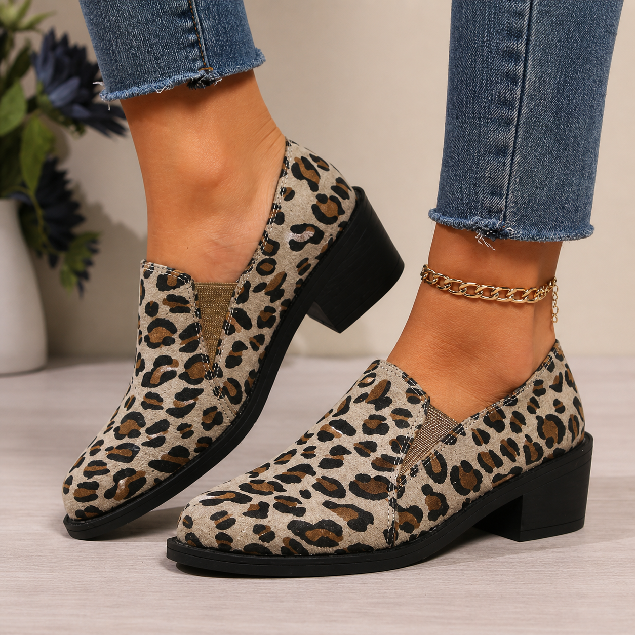 Mocassino leopardato con tacco basso quadrato, slip-on e catena dorata alla caviglia