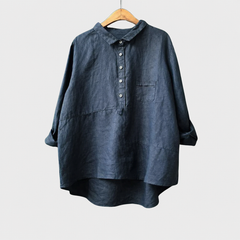 Blusa estiva in lino blu marino con bottoni frontali e colletto, tasca sul petto